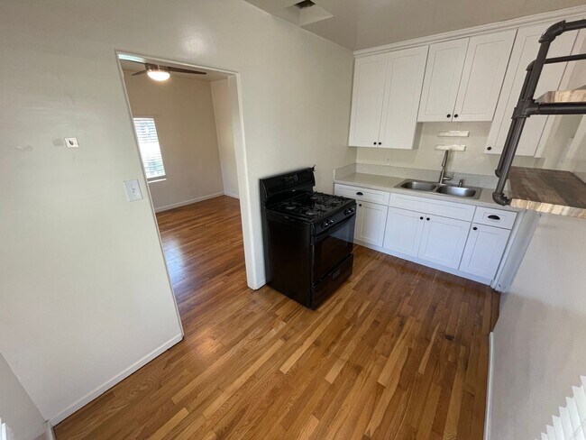 Building Photo - **CHARMING CASITA ** 1Bedroom / 1 Bath ava...