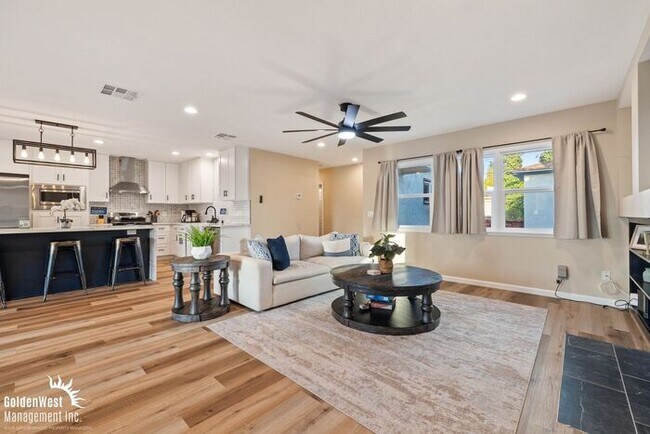Building Photo - Charming 3Bdm 3Ba Unfurnished Home with Pa...