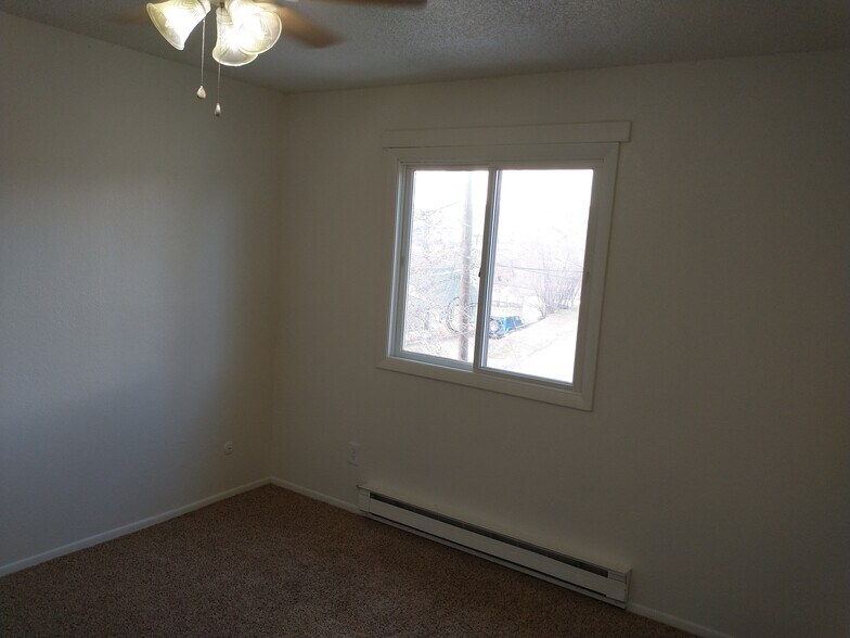 Building Photo - 405 E 1st St