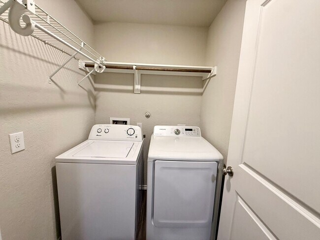 Building Photo - Gorgeous 3-bedroom, 2 Bathroom, Minutes from Randolph AFB