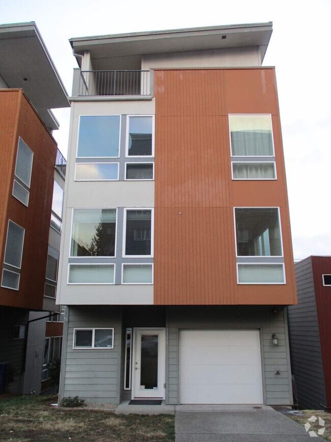 Building Photo - 3 Bedroom, 3.5 Bathroom Townhome in Tacoma