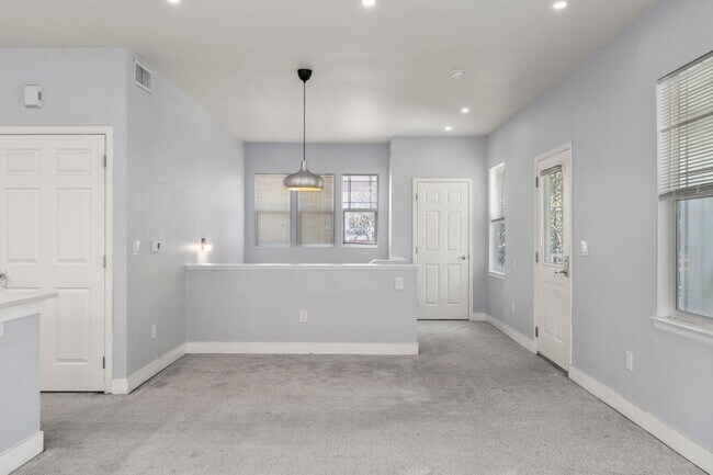 Building Photo - Updated Central Park Condo for Lease