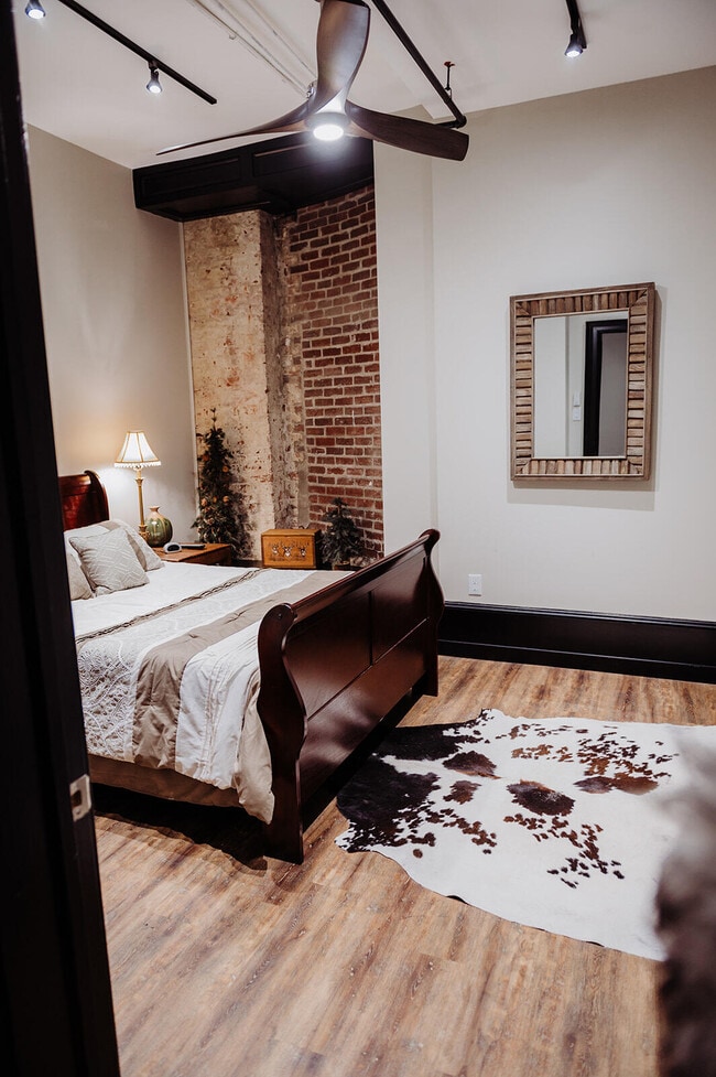 Building Photo - 275 S Limestone