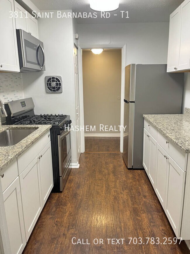 Building Photo - Lovely Updated 2 Bedroom 1 Full Bath Groun...