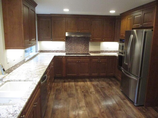 Building Photo - 3 Bedroom + Bonus, 2.5 Bathroom Gig Harbor...