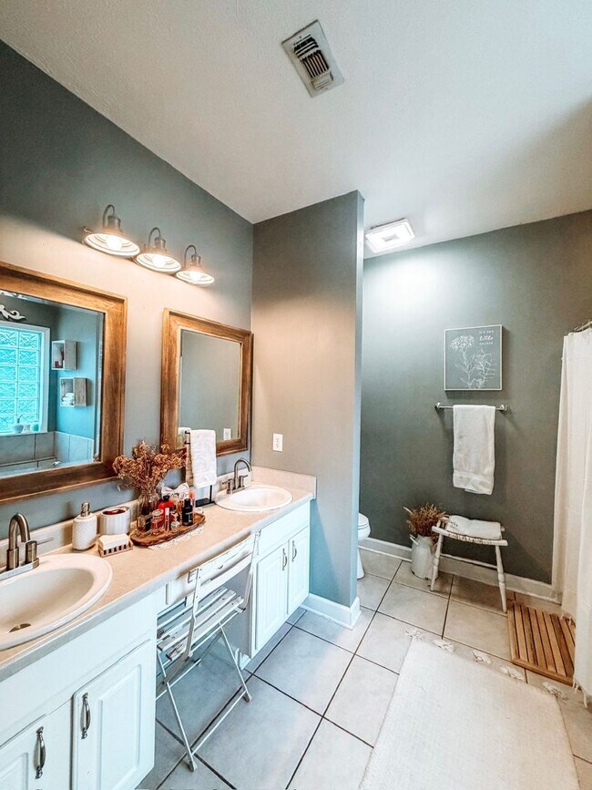 Building Photo - Charming Columbus Home with Fireplace, Natural Light & Outdoor Space