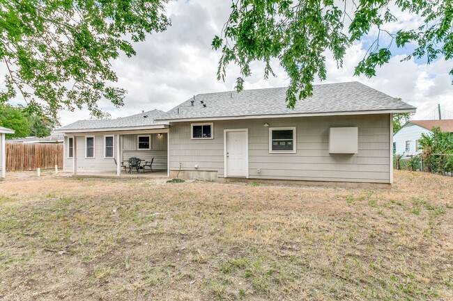 Building Photo - 3 Bedroom/2 Bath Los Angeles Heights Subdi...