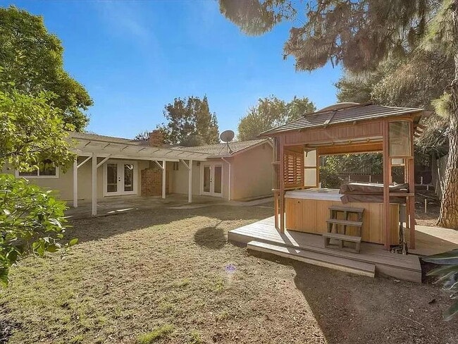 Building Photo - extra long garage.