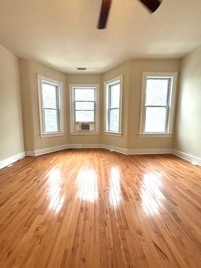 Building Photo - Centrally Located 2 BR Townhouse with Den/...