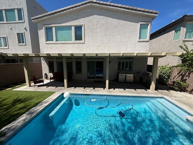 Building Photo - Contemporary 4Bed/3Bath/3 Car/+ Loft -residence located in the Silverado Ranch area