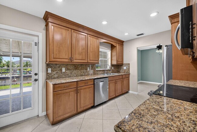 Building Photo - 416 SE Naranja Ave