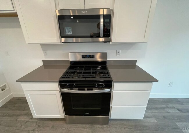 Building Photo - Spacious 3 Bedroom 2.5 Bathroom End Unit in Cedar City!