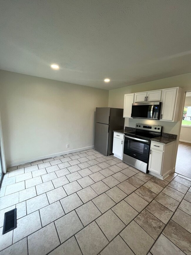 Building Photo - Charming 3 Bedroom Home with Finished Base...