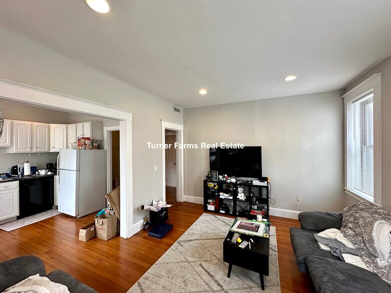 Building Photo - 146 Smith St