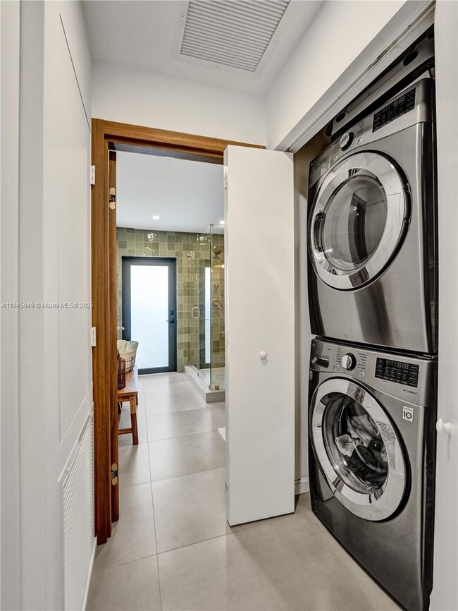 Building Photo - 1021 Guava Isle