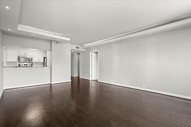Building Photo - 3481 Lakeside Dr NE