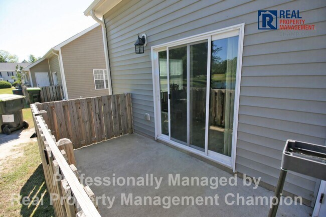 Building Photo - Beautiful 3 BD/2 BA End Unit Townhome in Leland