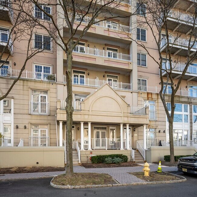 Building Photo - 207 Shearwater Ct W