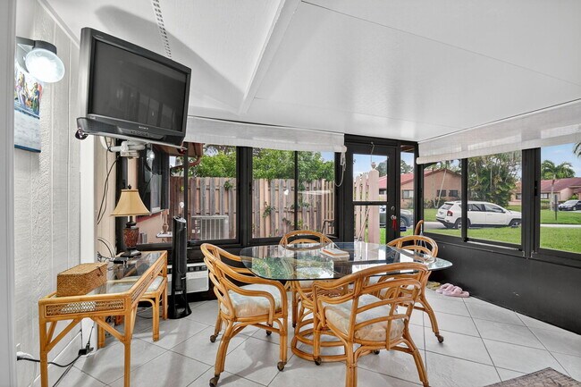 Building Photo - 15 Farnworth Dr