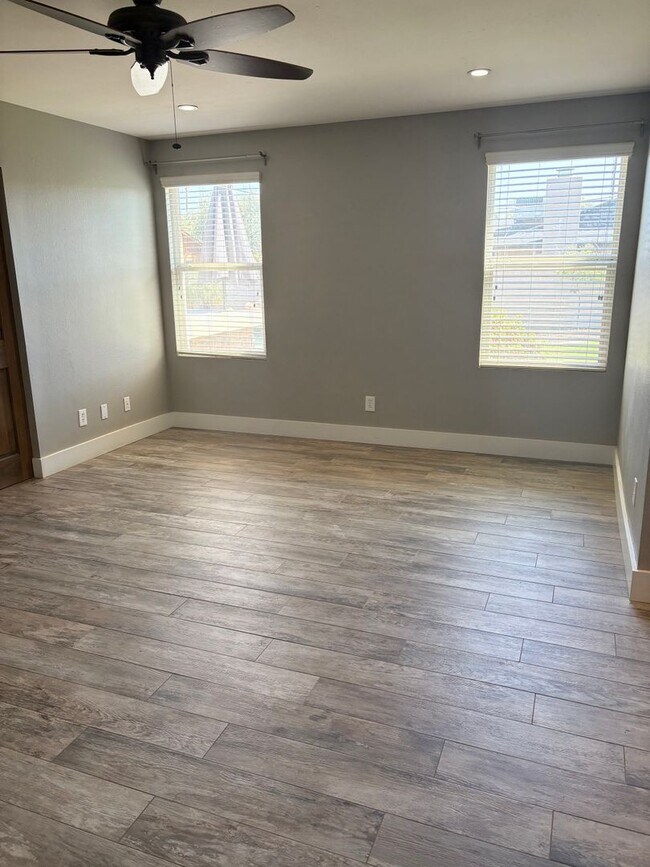 Building Photo - **STUNNING 3 BEDROOM/2 BATHROOM FULLY RENO...
