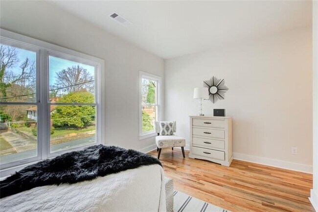 Building Photo - 1240 Oakland Terrace SW