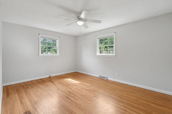 Building Photo - Spacious Single Family Home with Fenced Yard