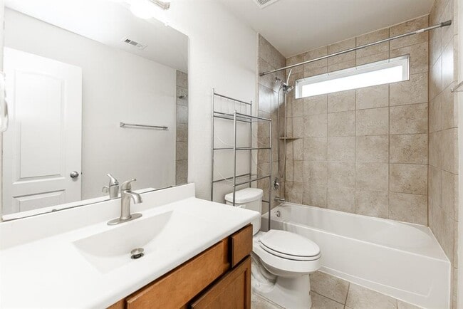 Building Photo - 7131 Pavilion Dr
