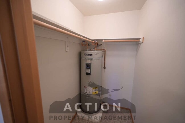 Building Photo - 2 bed 1 bath, top floor apartment in Port Angeles, close to Peninsula College and the Olympic Nat...