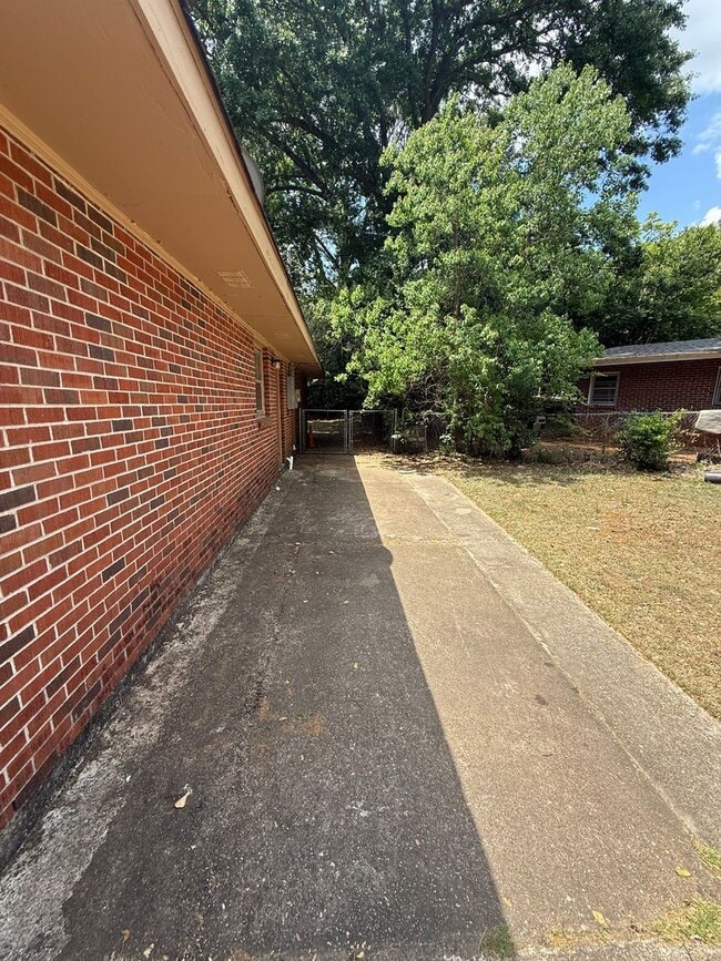 Building Photo - ** 3 bed 2 bath located in Morningview **Call (334-366-9198 for a  self viewing)