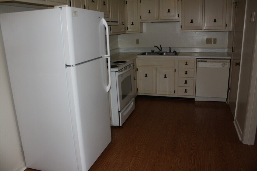 Kitchen - 500 E North St