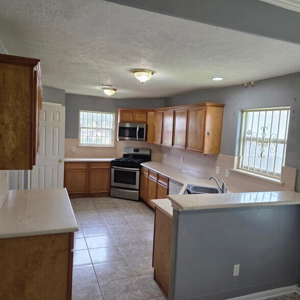Building Photo - 9907 Golden Glen Dr