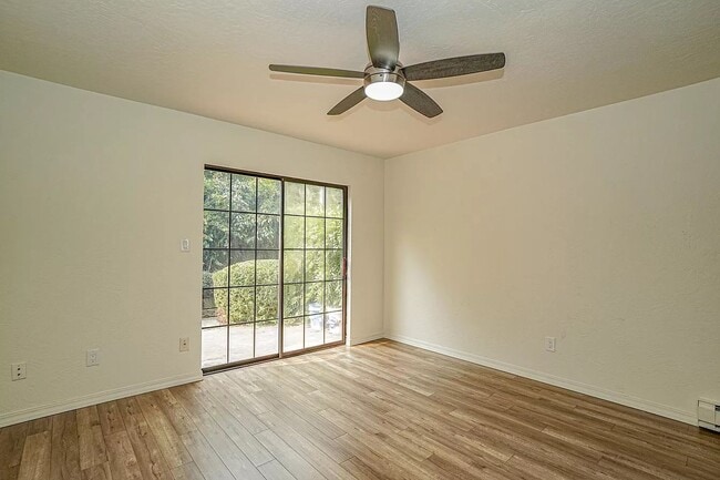 Building Photo - Two bedroom Townhouse near Ashland Community Hospital