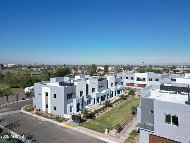 Building Photo - 733 E Commonwealth Ave