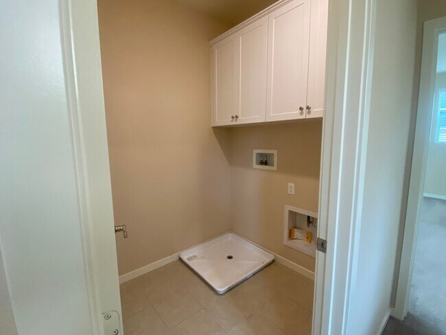 Building Photo - 4 Bedroom Town Home in Willow Heights Diam...