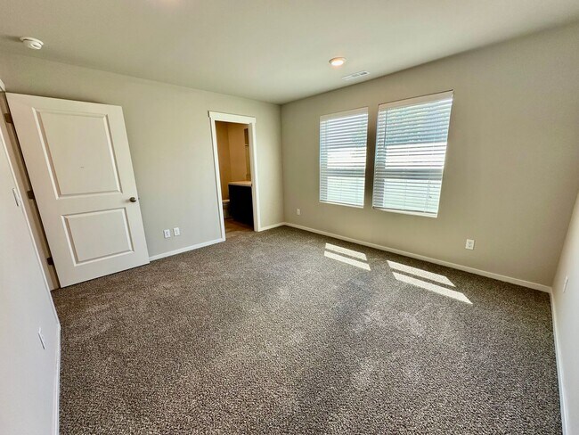 Building Photo - 4 Bedroom Home with Attached 2 Car Garage!