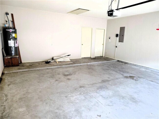 Building Photo - 3504 El Jardin St
