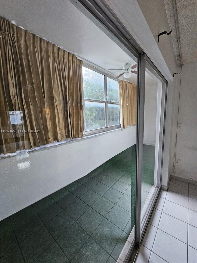 Building Photo - 1555 W 44th Pl