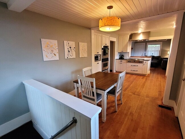 Building Photo - Charming Bungalow In the Heart of Downtown, Furnished 2 Bedroom/1 Bath.