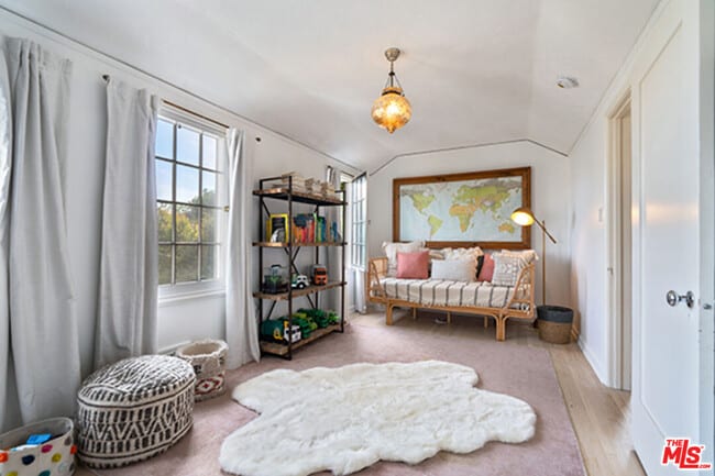 Building Photo - 6402 Ivarene Ave