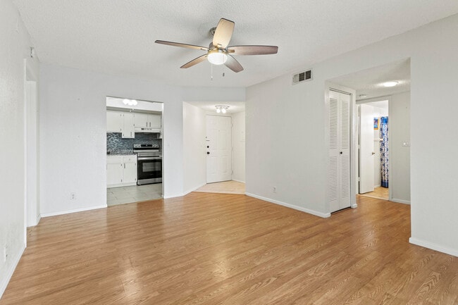 Building Photo - 1507 SE Royal Green Cir