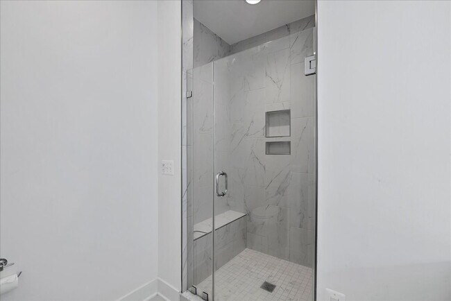 Building Photo - Modern 2024 Townhome with Rooftop Terrace.