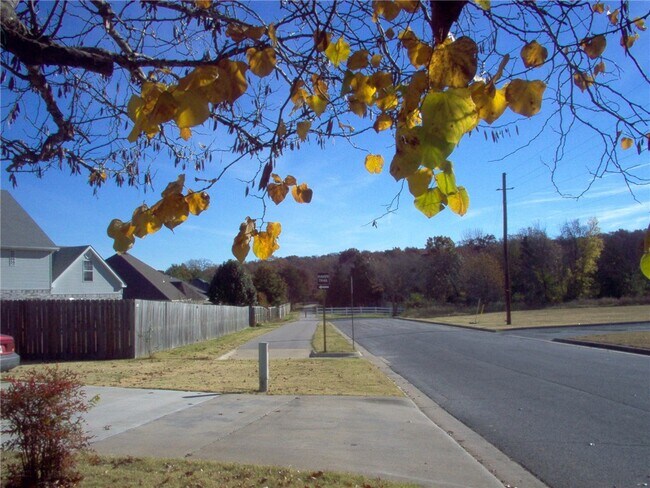 Building Photo - 2082 E Farr Ln