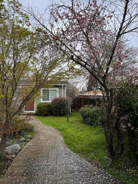 Building Photo - 139 Roslyn Dr