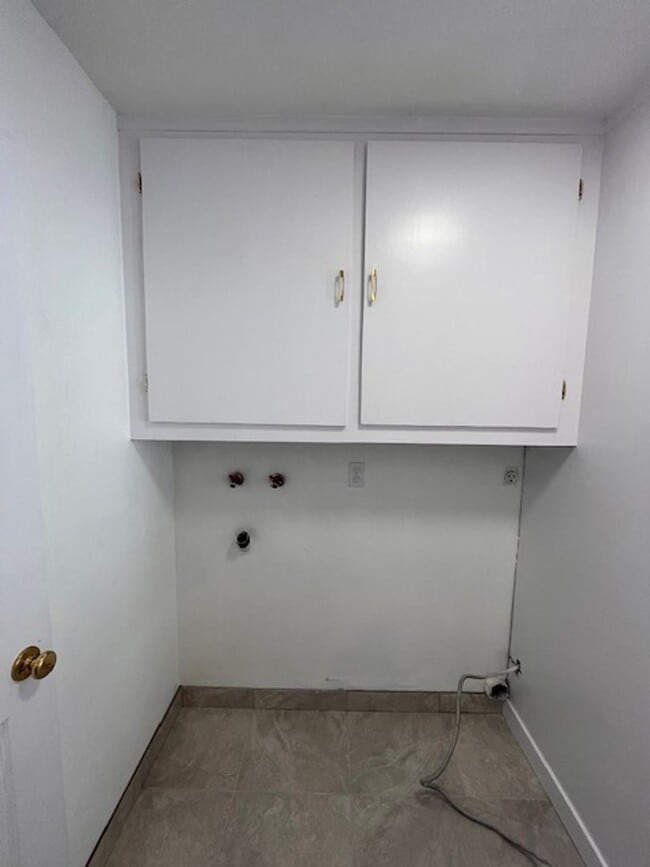 Building Photo - 3 bed 1.5 bath 2 story condo in Park Place...
