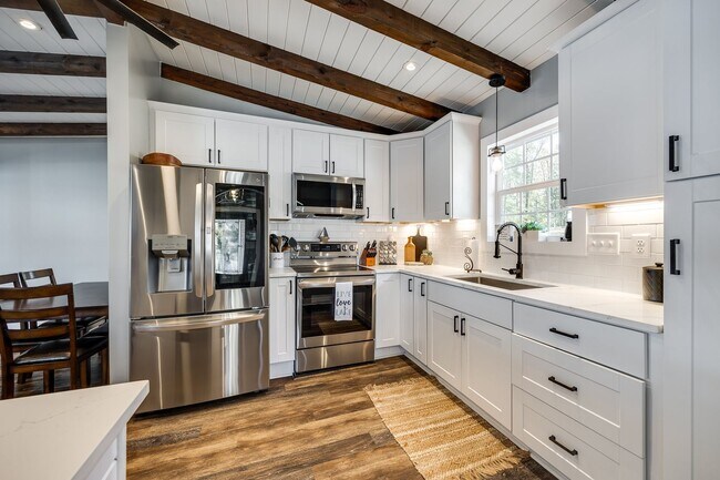Building Photo - Beautiful Short term 2 bedroom 2 bath full...