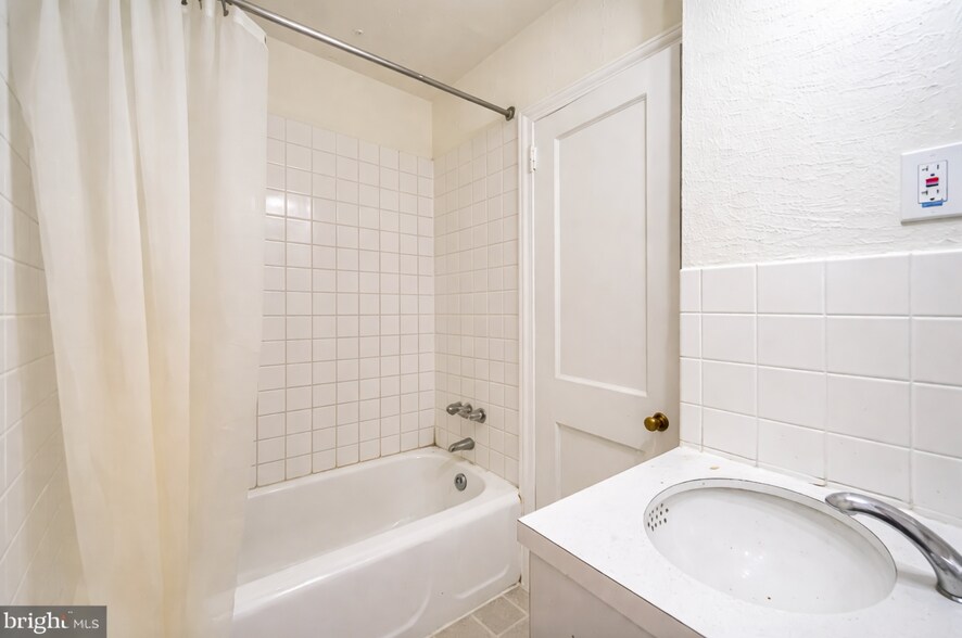 Building Photo - 119 W Maple Ave