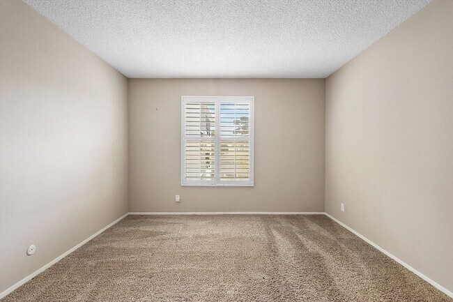 Building Photo - 960 Shorepoint Ct