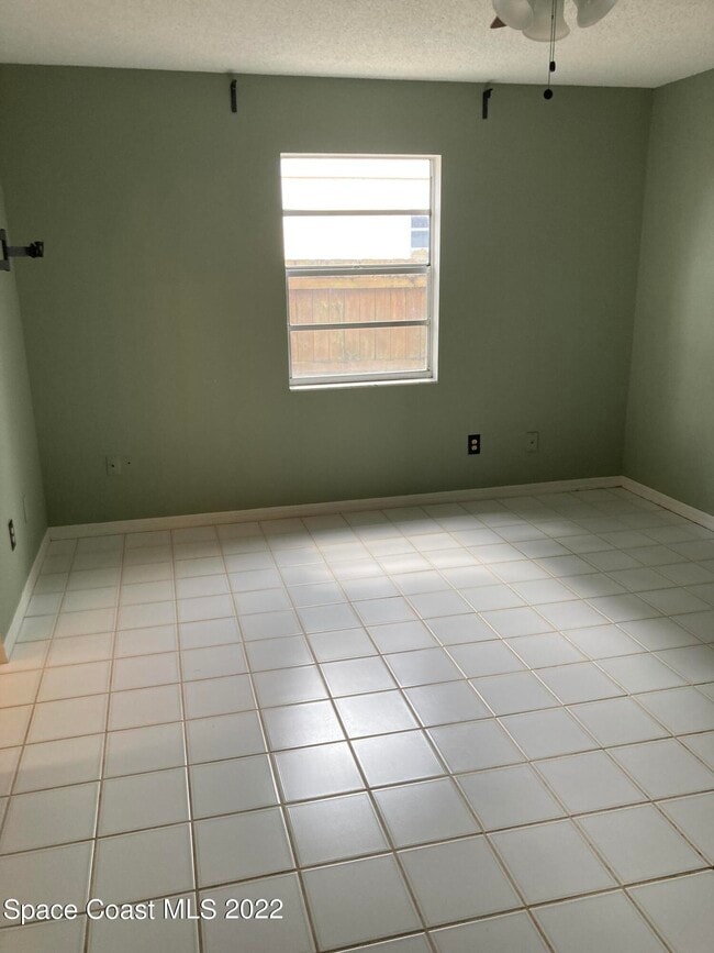 Building Photo - 711 Walnut Dr