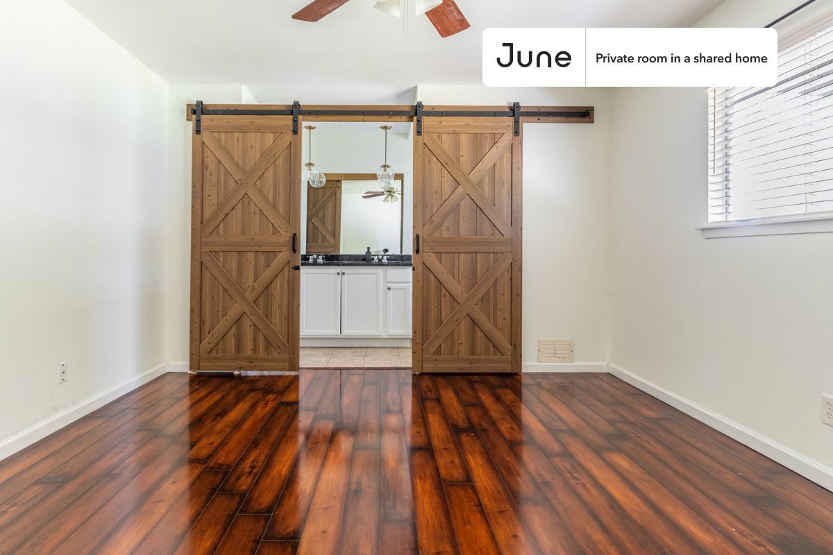 Building Photo - Private bedroom in 4 bed/2 bath Home