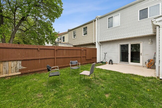Building Photo - Beautifully remodeled two-level townhouse located in the desirable Irongate Community,